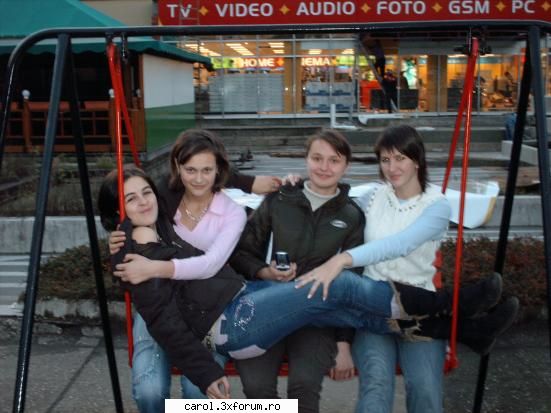 hhhh nici n`am vazut cand m`o dezbacat ceie :)) mda...eu si colegele fugind de la ore :-